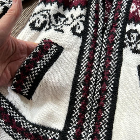 Adorable little girls, zipper hooded cardigan with llamas ￼SZ 4-5 - Picture 4 of 11